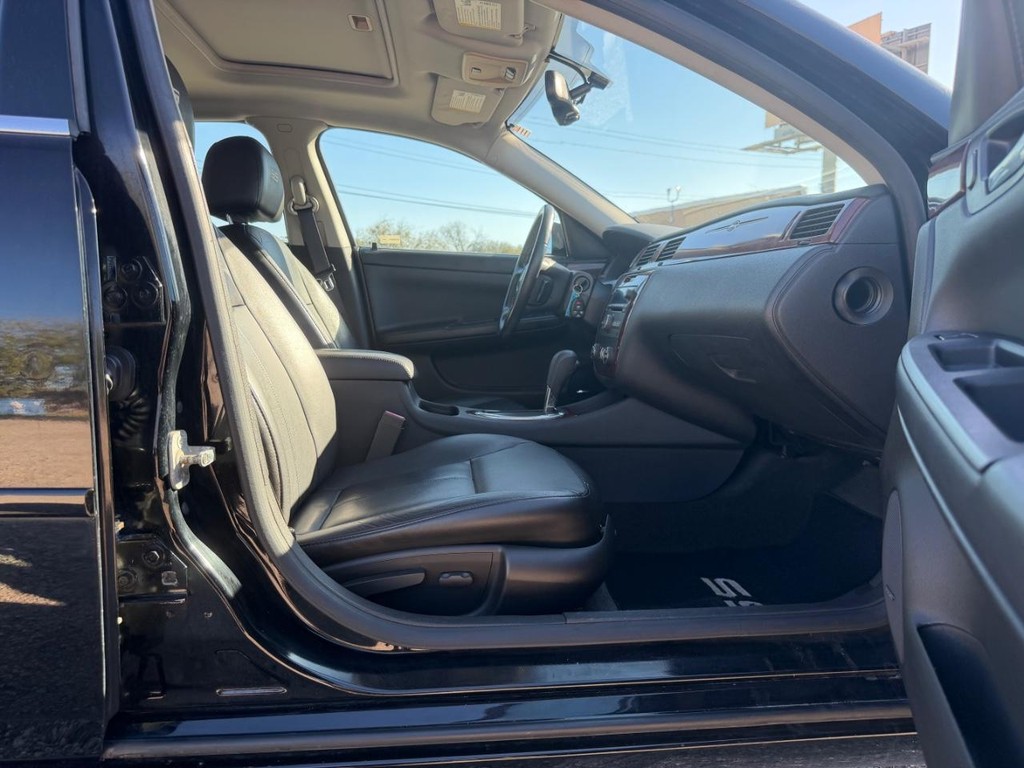 Chevrolet Impala Vehicle Full-screen Gallery Image 16