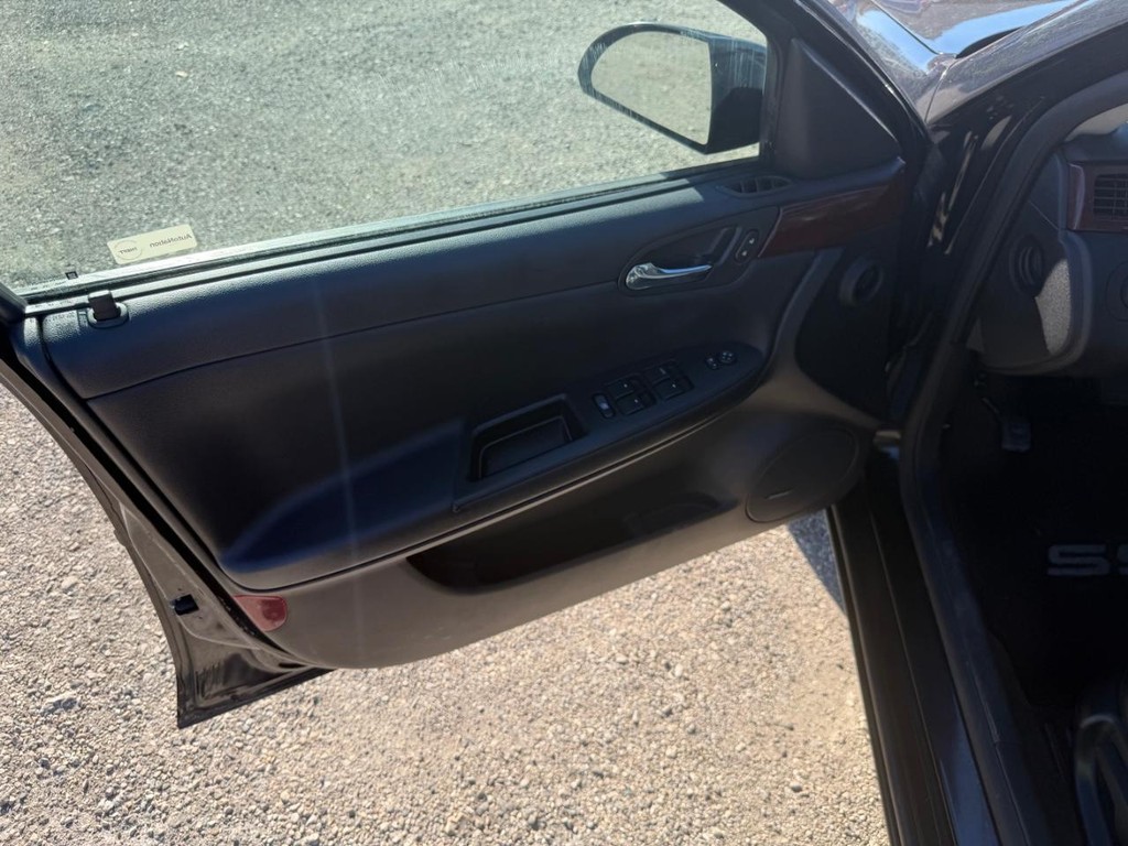 Chevrolet Impala Vehicle Full-screen Gallery Image 19