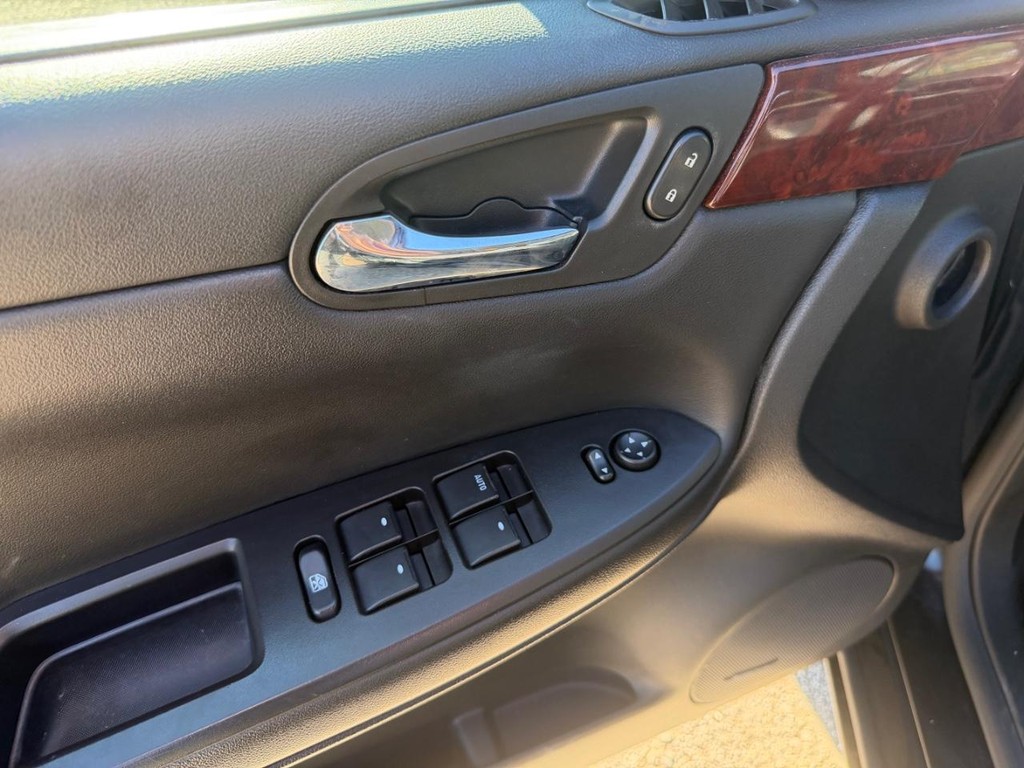 Chevrolet Impala Vehicle Full-screen Gallery Image 20