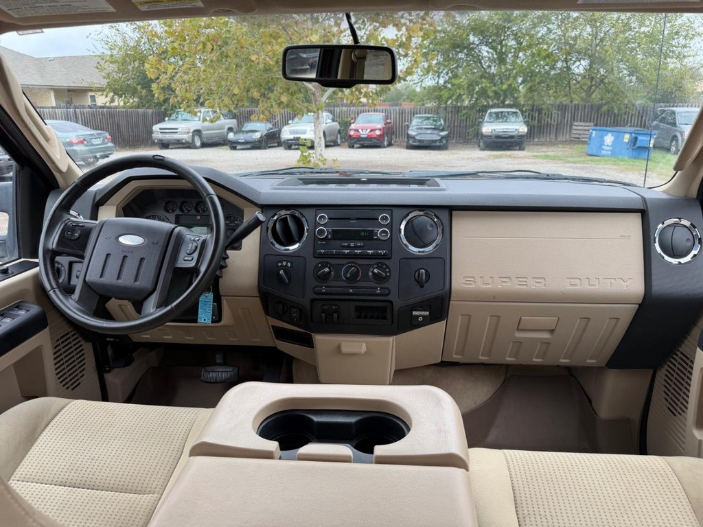 Ford Super Duty F-250 SRW Vehicle Full-screen Gallery Image 11