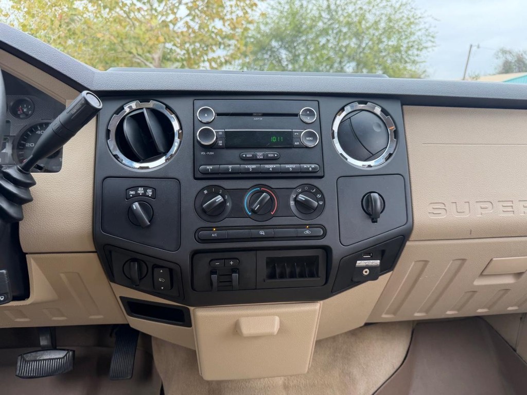 Ford Super Duty F-250 SRW Vehicle Full-screen Gallery Image 13