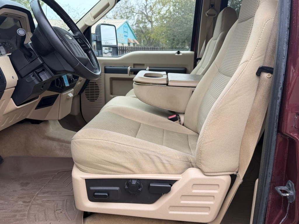 Ford Super Duty F-250 SRW Vehicle Full-screen Gallery Image 16