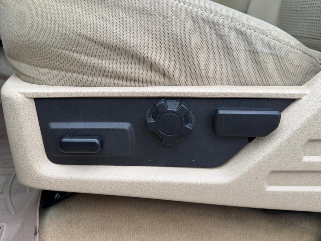 Ford Super Duty F-250 SRW Vehicle Full-screen Gallery Image 17