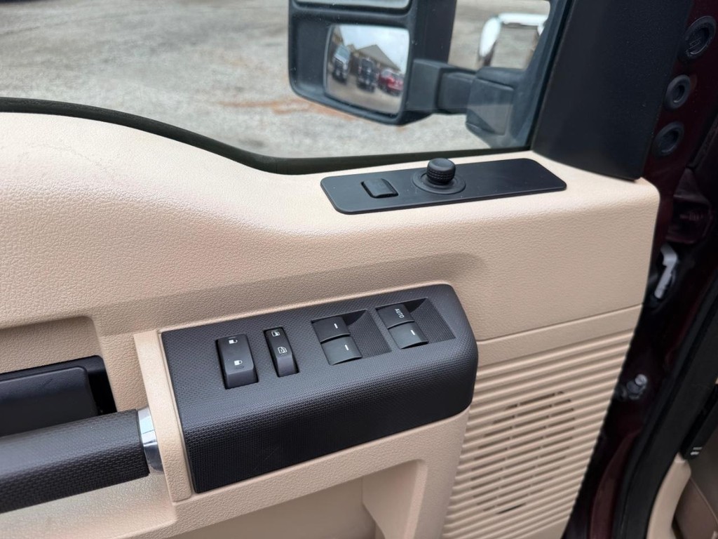 Ford Super Duty F-250 SRW Vehicle Full-screen Gallery Image 19