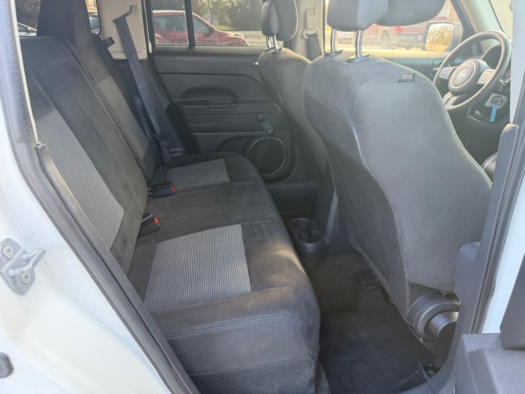 Jeep Patriot Vehicle Full-screen Gallery Image 11