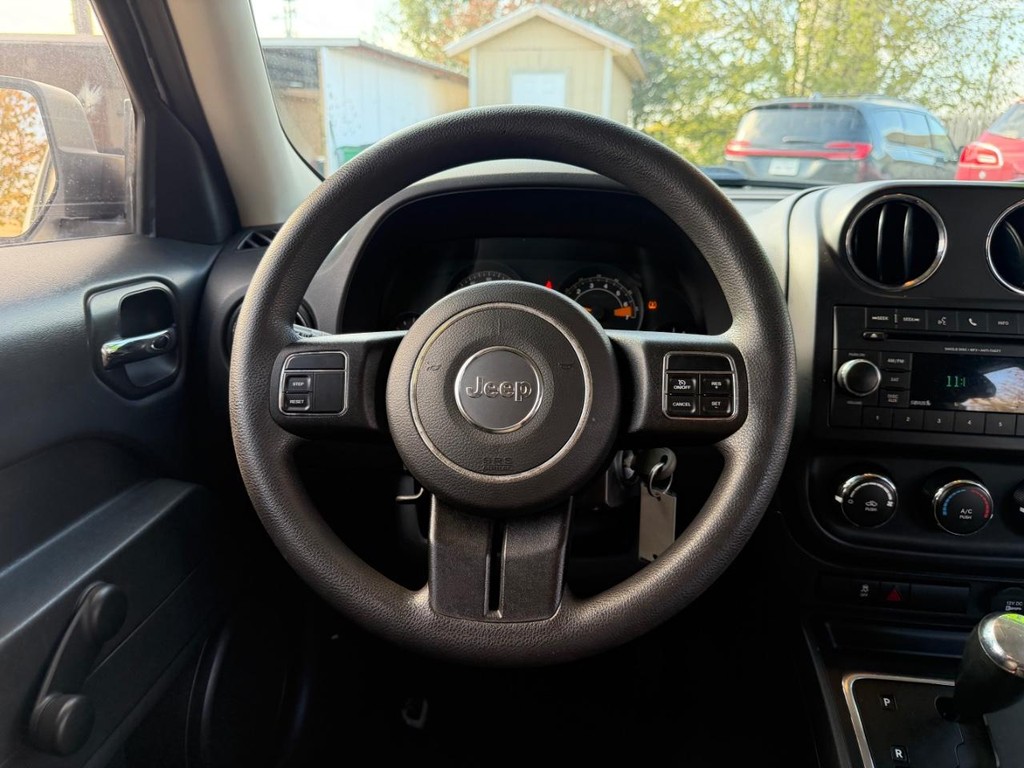 Jeep Patriot Vehicle Full-screen Gallery Image 13