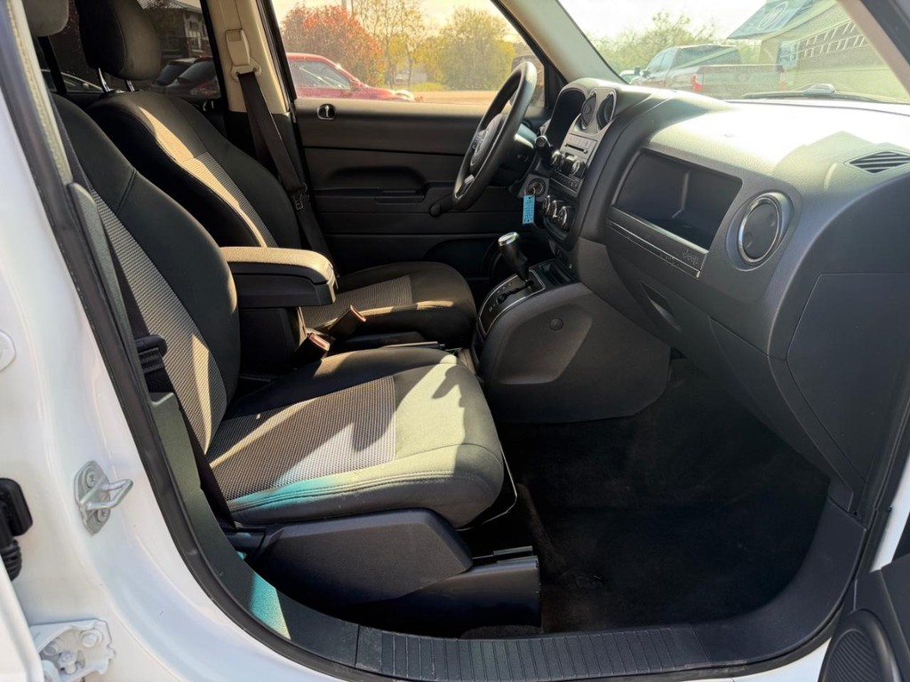 Jeep Patriot Vehicle Full-screen Gallery Image 16