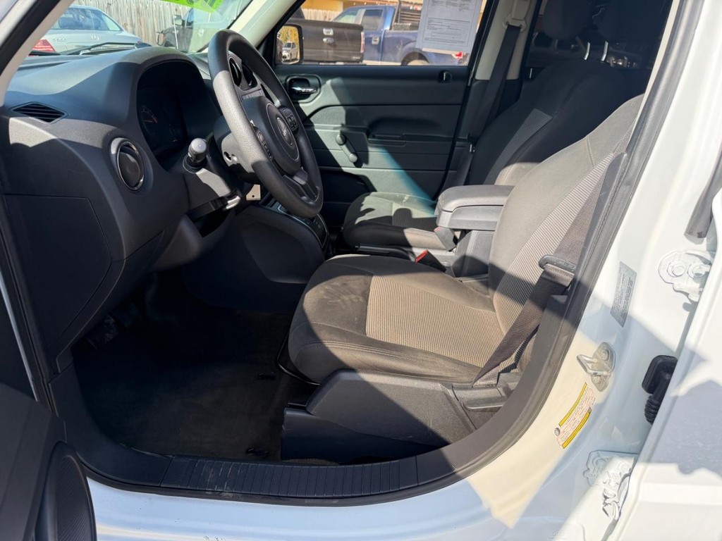 Jeep Patriot Vehicle Full-screen Gallery Image 17