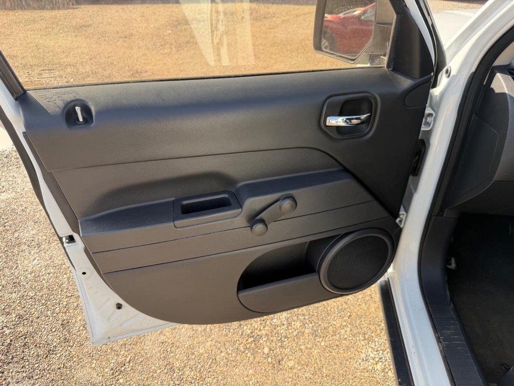 Jeep Patriot Vehicle Full-screen Gallery Image 18