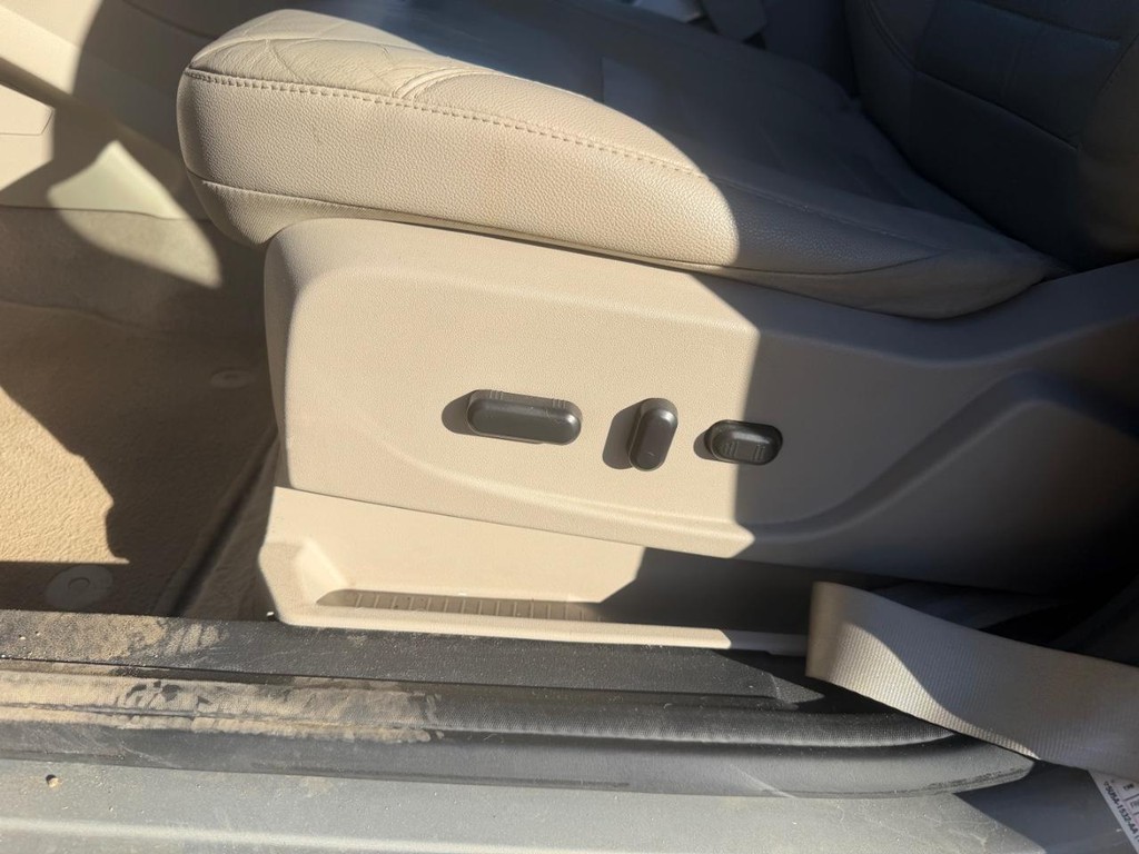 Ford C-Max Hybrid Vehicle Full-screen Gallery Image 17