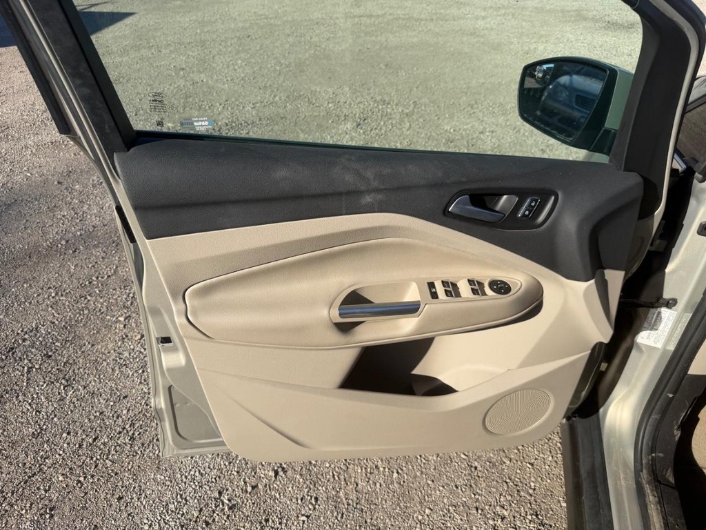 Ford C-Max Hybrid Vehicle Full-screen Gallery Image 18