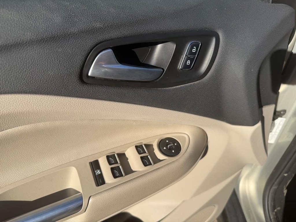 Ford C-Max Hybrid Vehicle Full-screen Gallery Image 19