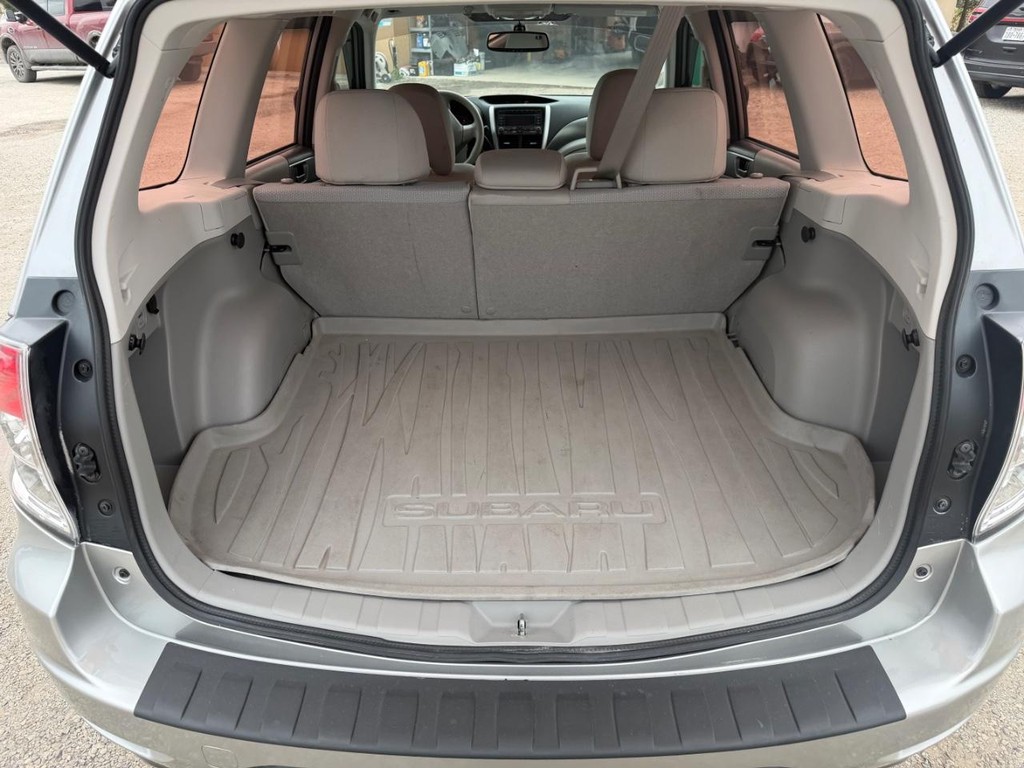 Subaru Forester Vehicle Full-screen Gallery Image 3