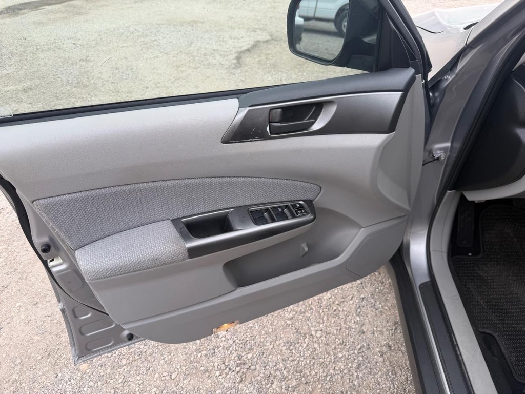 Subaru Forester Vehicle Full-screen Gallery Image 16