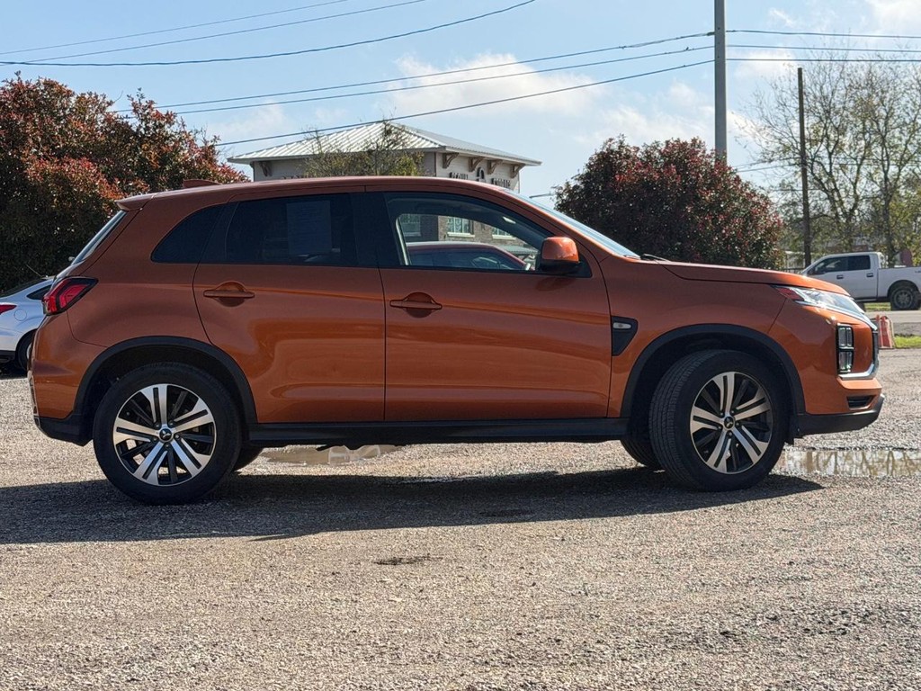 Mitsubishi Outlander Sport Vehicle Full-screen Gallery Image 2