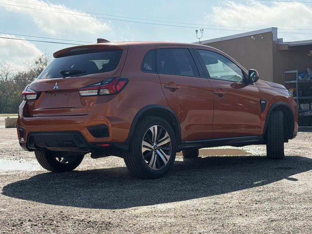 Mitsubishi Outlander Sport Vehicle Full-screen Gallery Image 3