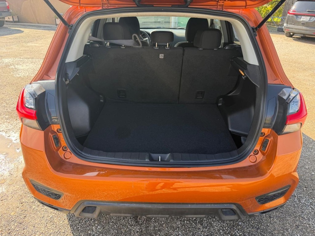 Mitsubishi Outlander Sport Vehicle Full-screen Gallery Image 5