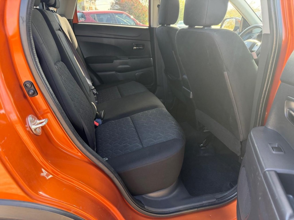 Mitsubishi Outlander Sport Vehicle Full-screen Gallery Image 11