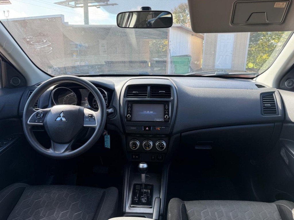 Mitsubishi Outlander Sport Vehicle Full-screen Gallery Image 12