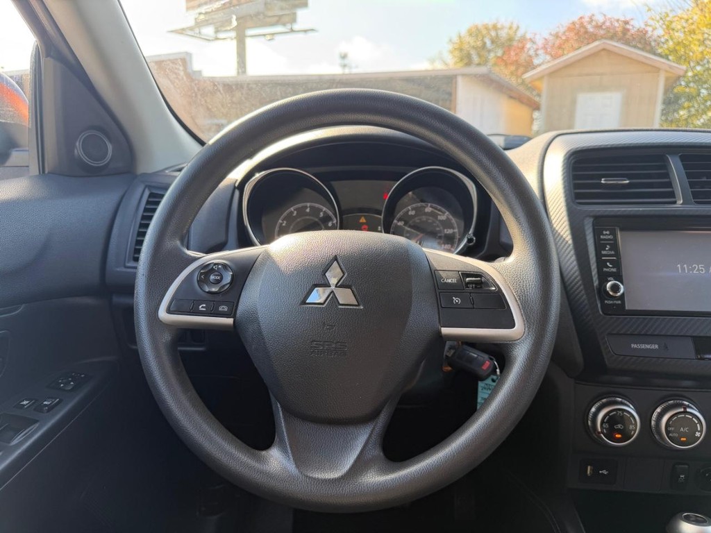 Mitsubishi Outlander Sport Vehicle Full-screen Gallery Image 13