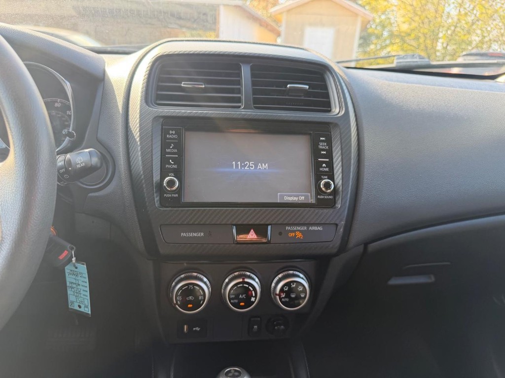 Mitsubishi Outlander Sport Vehicle Full-screen Gallery Image 14