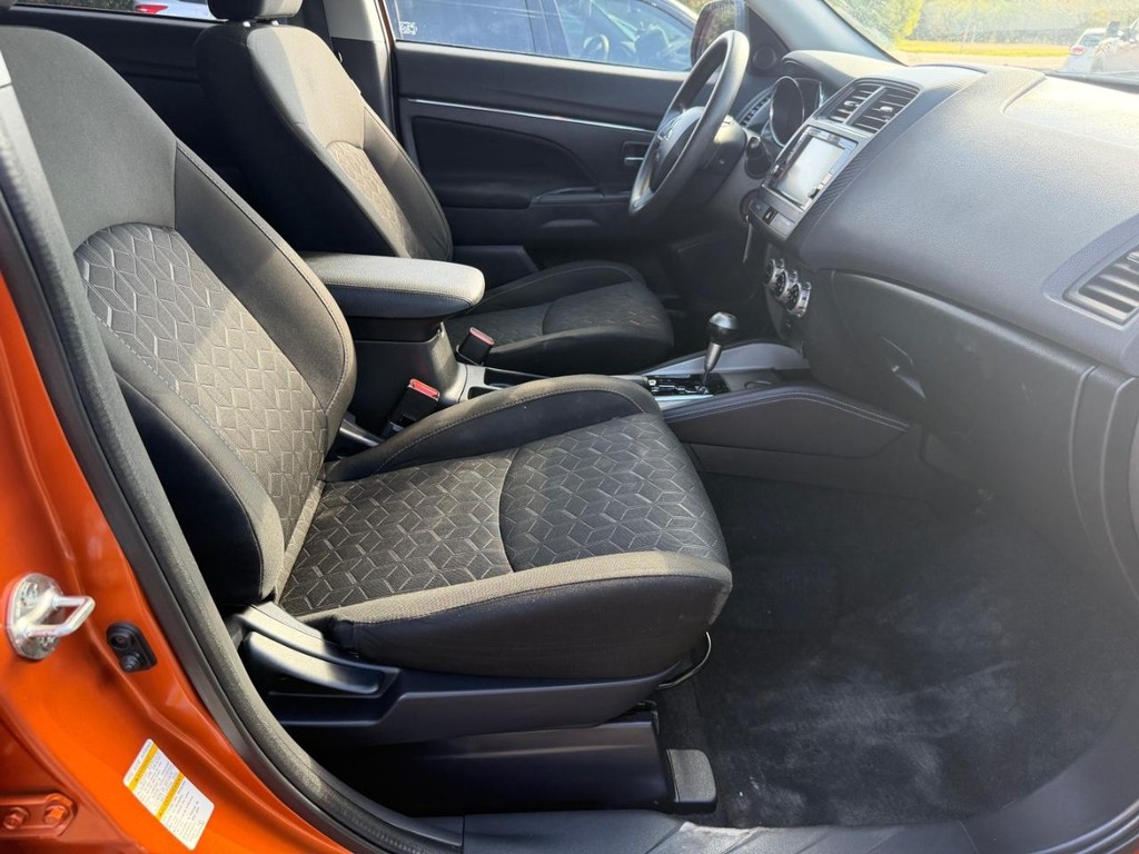 Mitsubishi Outlander Sport Vehicle Full-screen Gallery Image 16