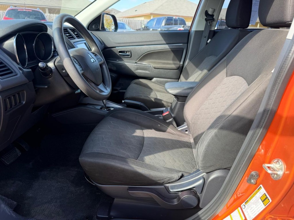 Mitsubishi Outlander Sport Vehicle Full-screen Gallery Image 17