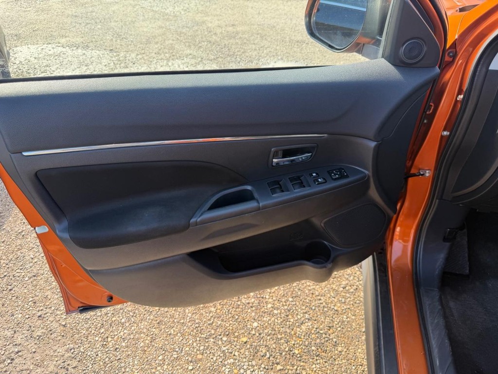 Mitsubishi Outlander Sport Vehicle Full-screen Gallery Image 18