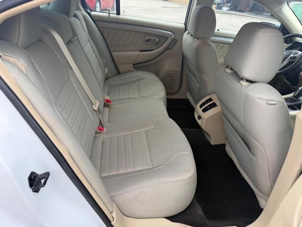 Ford Taurus Vehicle Full-screen Gallery Image 11