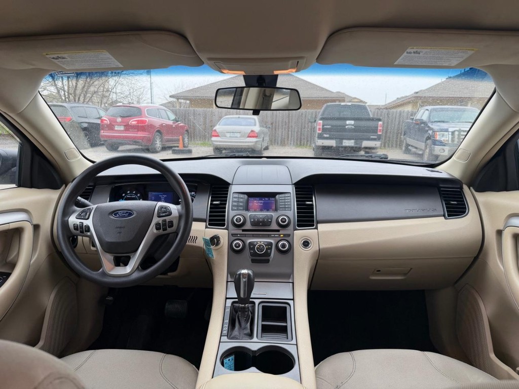 Ford Taurus Vehicle Full-screen Gallery Image 12