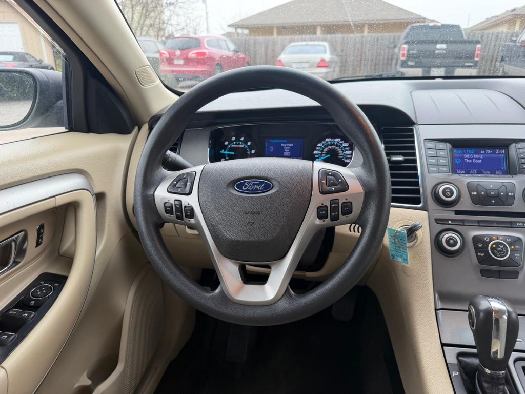 Ford Taurus Vehicle Full-screen Gallery Image 13