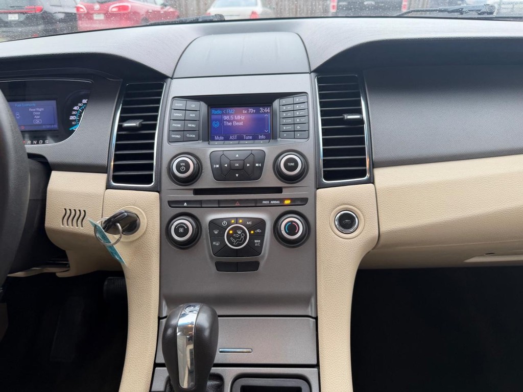 Ford Taurus Vehicle Full-screen Gallery Image 14