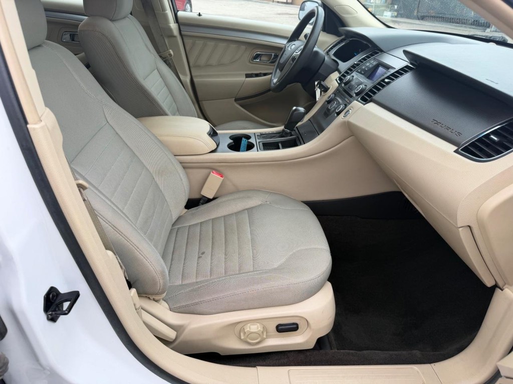 Ford Taurus Vehicle Full-screen Gallery Image 16