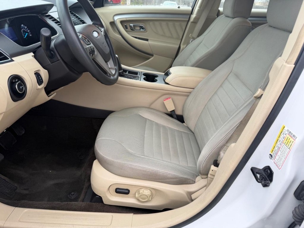 Ford Taurus Vehicle Full-screen Gallery Image 17