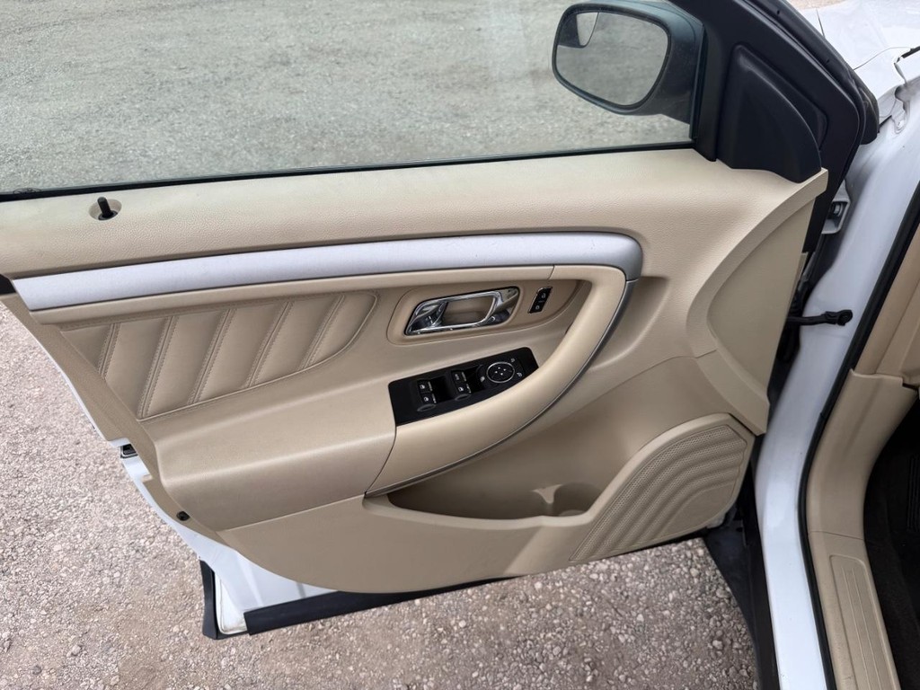 Ford Taurus Vehicle Full-screen Gallery Image 19