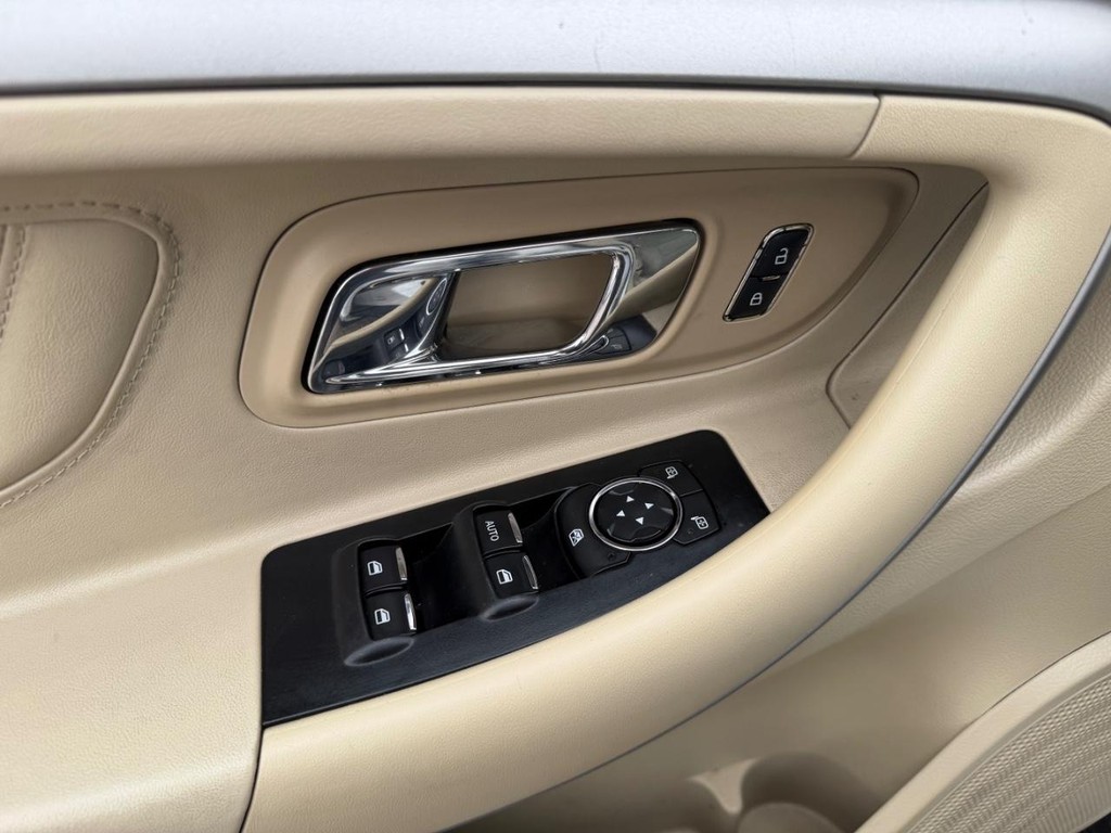 Ford Taurus Vehicle Full-screen Gallery Image 20