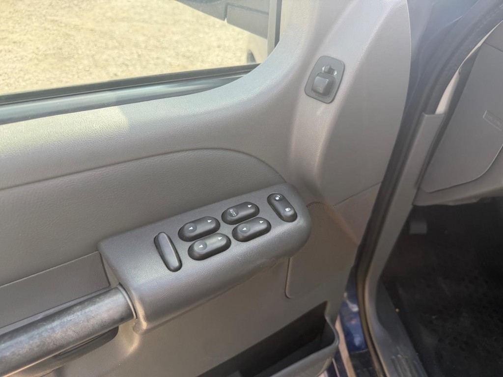 Ford Explorer Sport Trac Vehicle Full-screen Gallery Image 18