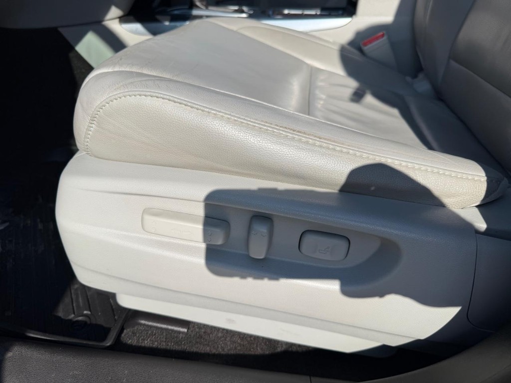 Acura MDX Vehicle Full-screen Gallery Image 20