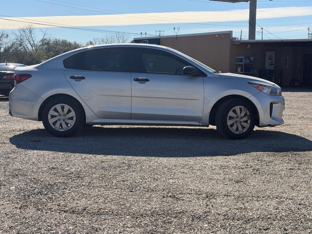 Kia Rio Vehicle Full-screen Gallery Image 02