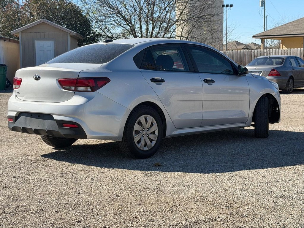 Kia Rio Vehicle Full-screen Gallery Image 03