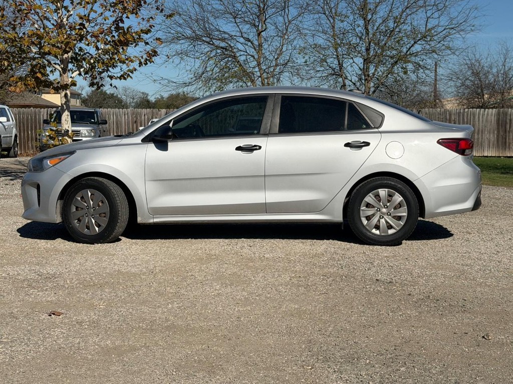 Kia Rio Vehicle Full-screen Gallery Image 08