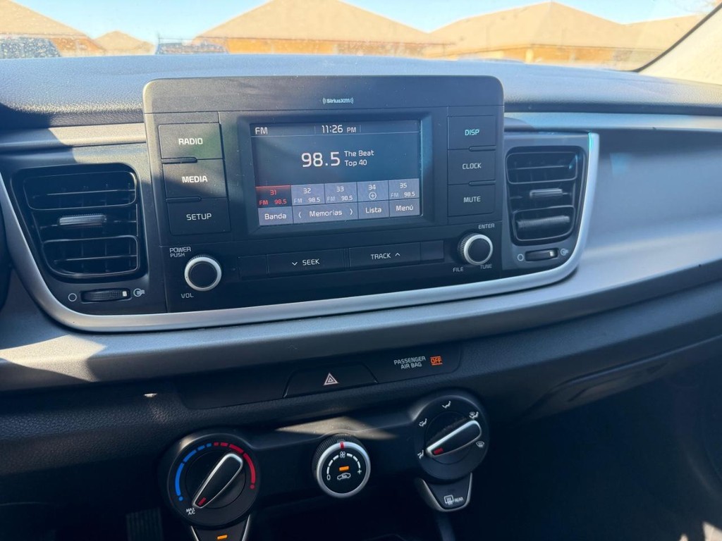 Kia Rio Vehicle Full-screen Gallery Image 13