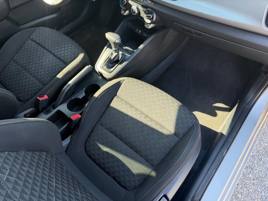 Kia Rio Vehicle Full-screen Gallery Image 14