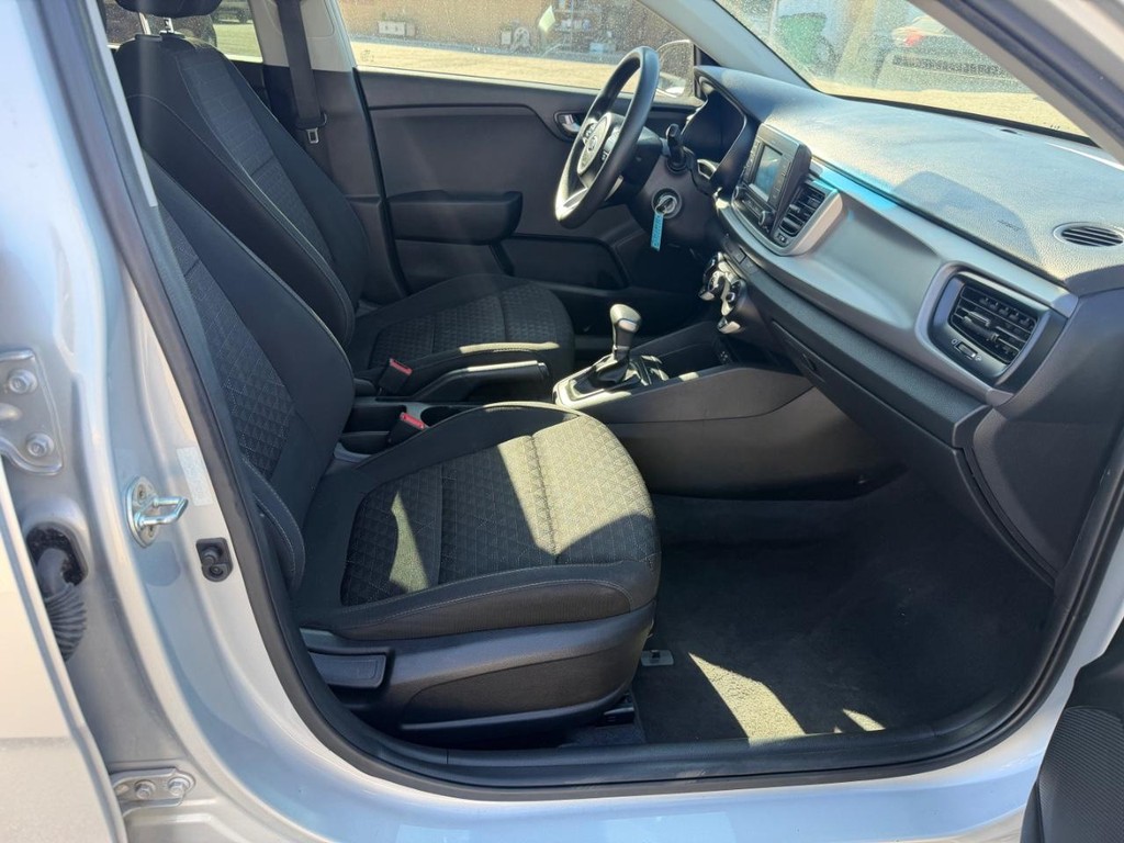 Kia Rio Vehicle Full-screen Gallery Image 15