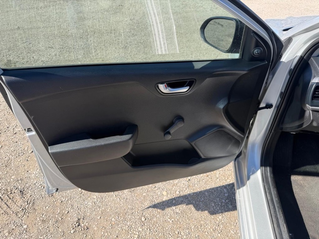 Kia Rio Vehicle Full-screen Gallery Image 17