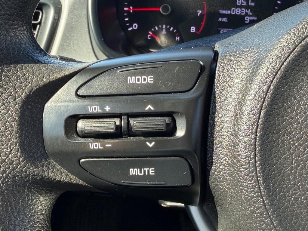 Kia Rio Vehicle Full-screen Gallery Image 18