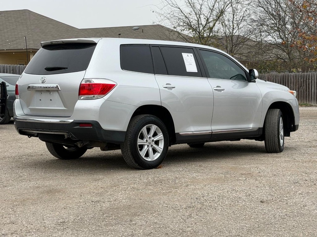 Toyota Highlander Vehicle Full-screen Gallery Image 3
