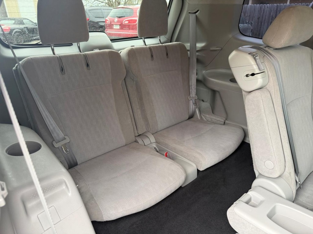 Toyota Highlander Vehicle Full-screen Gallery Image 11