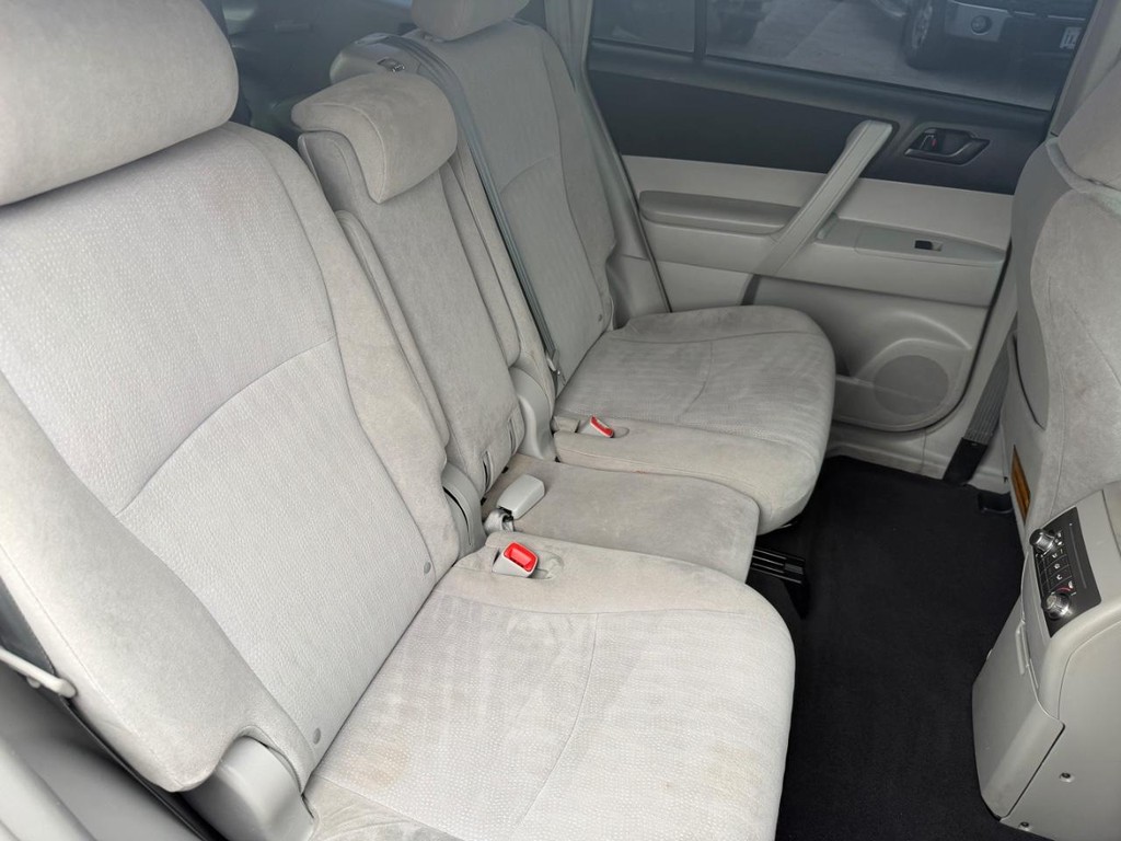 Toyota Highlander Vehicle Full-screen Gallery Image 12