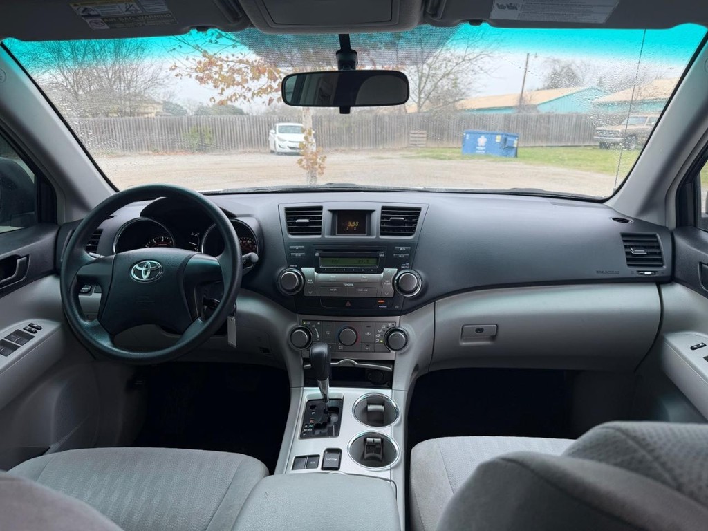 Toyota Highlander Vehicle Full-screen Gallery Image 13